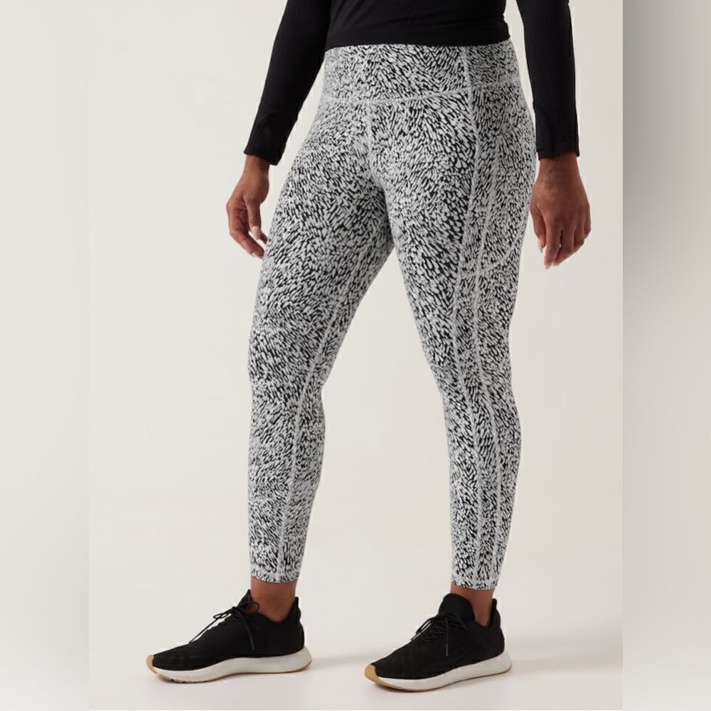 Athleta Ultimate Stash Textured 7/8 Tight - Picture 4 of 14